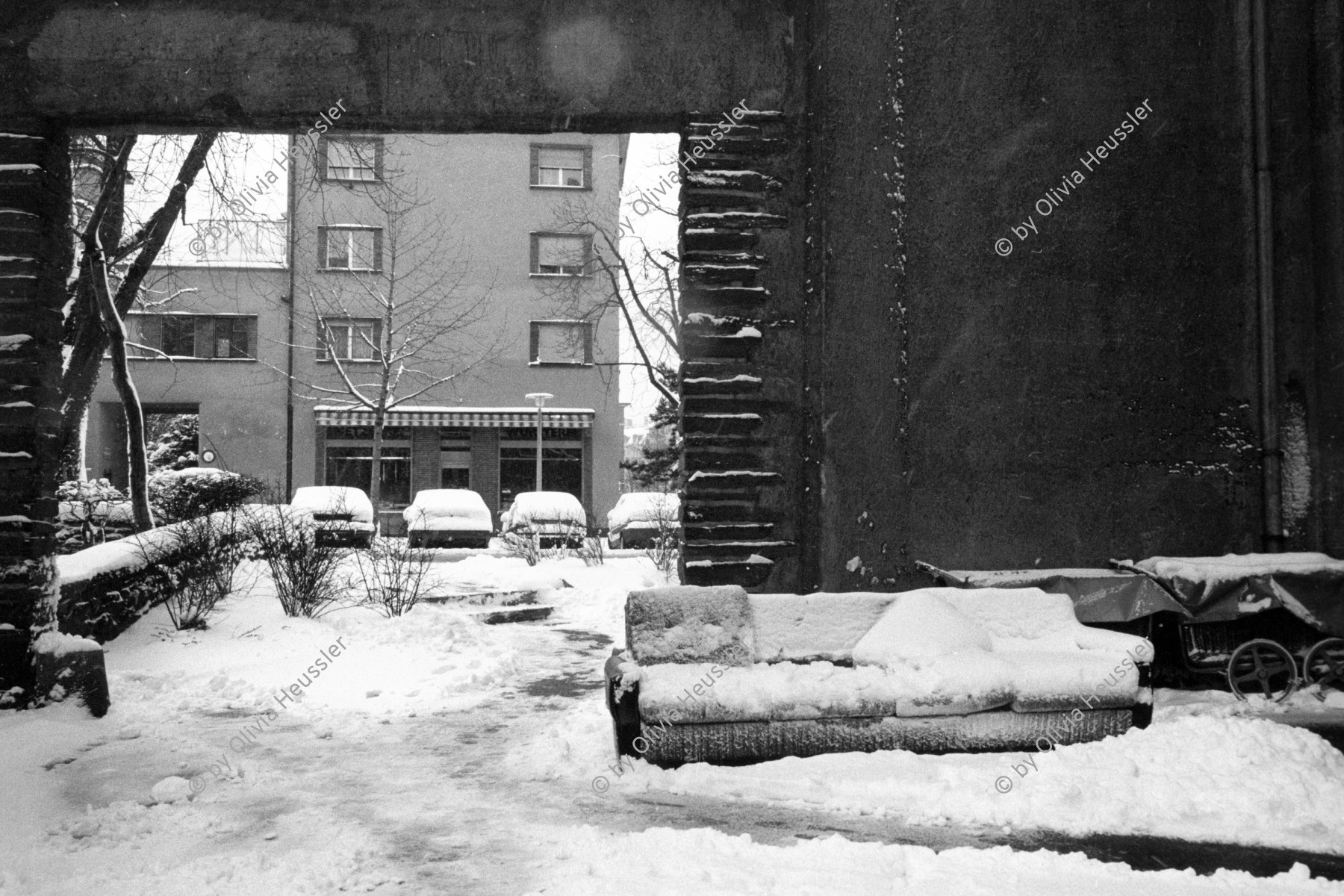 Image of sheet 19880210 photo 16: rtsg. 880190 Städtische Wohnsiedlung Erismannhof Ein Sofa steht im Schnee Zürich 1988 √ Aussersihl Kreis 4 vier Schweiz Switzerland Europe swiss snow court