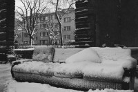 Image of sheet 19880210 photo 18: © 1988, OLIVIA HEUSSLER / WWW.CLIC.LI 
Städtische Wohnsiedlung Erismannhof beschneites Sofa steht im Innenhof im Schnee Zürich 1988 √ Aussersihl Kreis 4 vier Schweiz Switzerland Europe swiss snow 
housing furniture