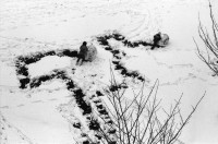 Image of sheet 19880210 photo 21: Die Form eines Hundes wird aus dem Schnee gezeichnet. Fussspuren im Schnee.