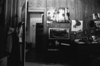 Image of sheet 19880210 photo 4: rtsg. 880190 Städtische Wohnsiedlung Erismannhof Hochbettkultur. Sohn und Tochter von Hänsel. Mischi und Lea Schaltenbrand (1o jährig) Ein Sofa steht im Schnee. Die Form eines Hundes wird aus dem Schnee gezeichnet. Fussspuren im Schnee.
Jessica und Alexandra Fischer machen Home Kino mit Kartonschachteln. Zürich 1988
