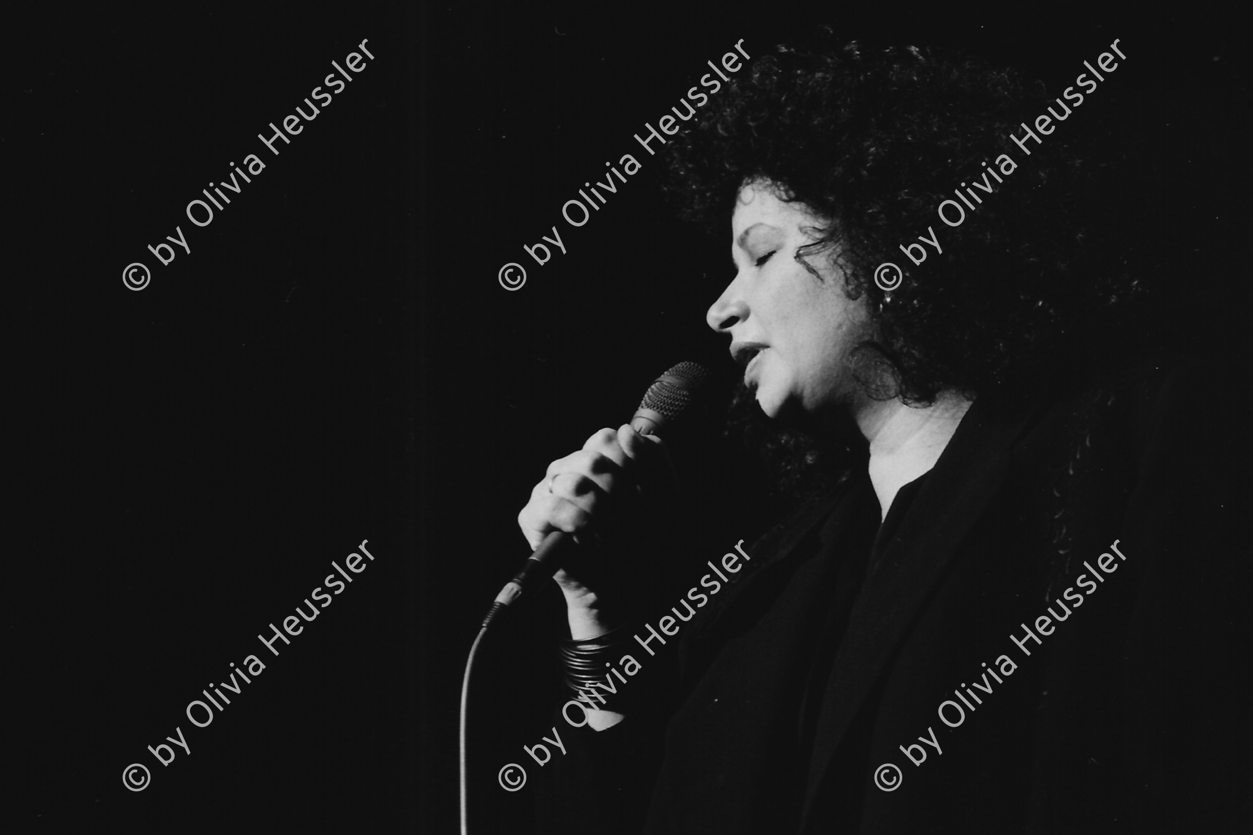 Image of sheet 19880220 photo 21: Die nicaraguanische Sängerin Norma Elena Gadea singt in der Roten Fabrik, Zürich 1988.