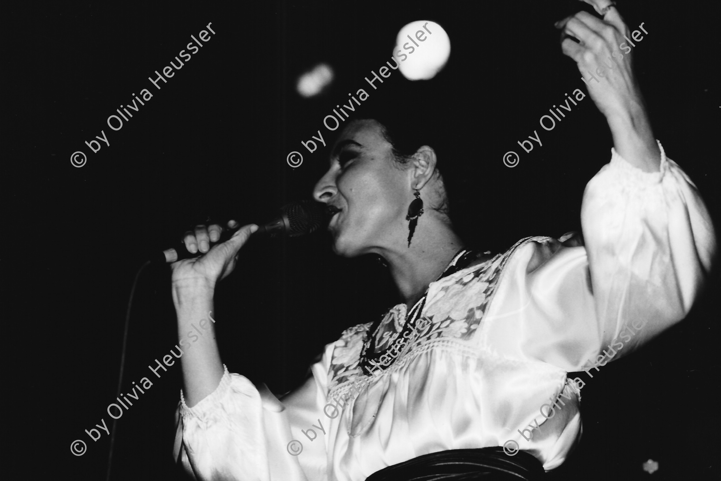 Image of sheet 19880221 photo 15: Amparo Ochoa singt in der Aktionshalle der Roten Fabrik, 1988 in Zürich.