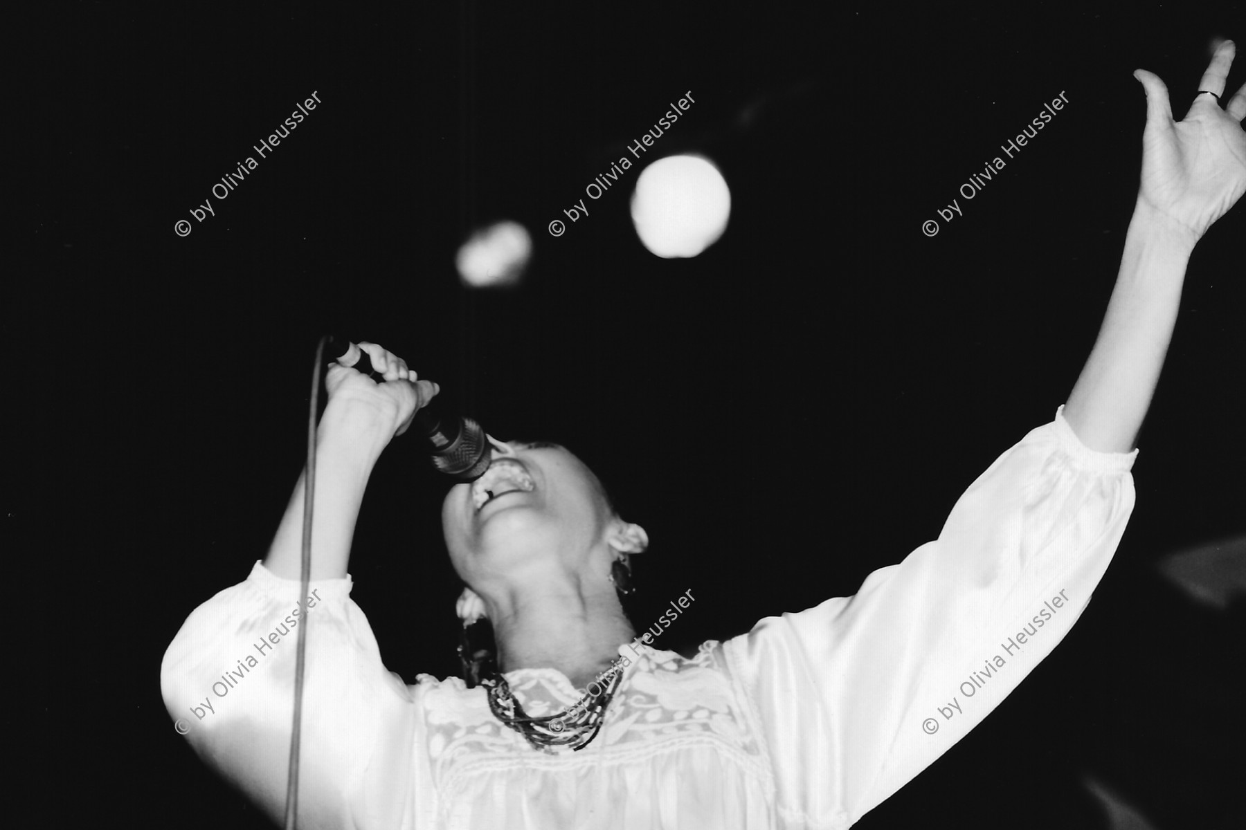 Image of sheet 19880221 photo 16: Amparo Ochoa singt in der Aktionshalle der Roten Fabrik, 1988 in Zürich.