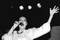 Image of sheet 19880221 photo 17: Amparo Ochoa singt in der Aktionshalle der Roten Fabrik, 1988 in Zürich.