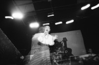Image of sheet 19880221 photo 19: Die Mexikanische Sängerin Amparo Ochoa singt in der Aktionshalle der Roten Fabrik in Zürich.
María Amparo Ochoa Castaños (* 29. September 1946 in Culiacán, Bundesstaat Sinaloa, Mexiko; † 8. Februar 1994) war eine mexikanische Sängerin.

Besser bekannt als Amparo Ochoa, gehörte sie zu einer Generation von Sängerinnen, die ihren Ursprung in den 1960er Jahren hatte, und sich von Anfang an als eine Vertreterin des sogenannten „Nuevo Canción“, des neuen politischen Liedes, verstand.
María Amparo Ochoa Castaños, (1946-1994) better known as Amparo Ochoa, was a Mexican singer-songwriter. She was one of several other Mexican artists emerging in the 1960's who belonged to a genre known as Nueva canción.

Musik Nicaragua Gesang Die nicaraguanische Sängerin Norma Elena Gadea singt. für WOZ.