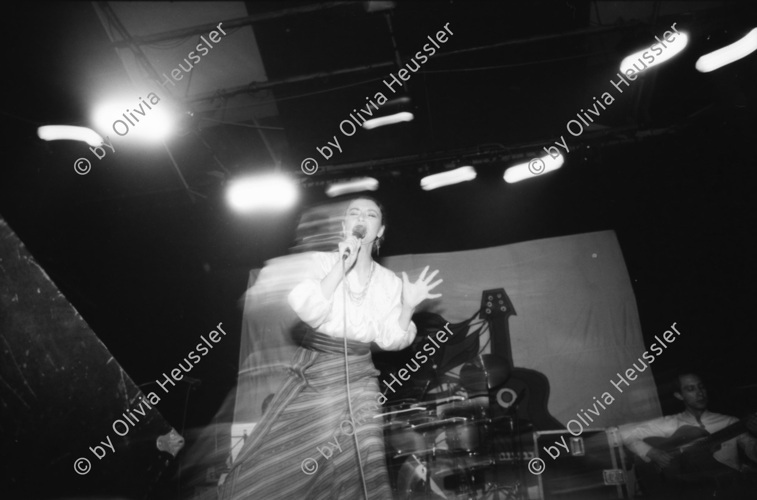 Image of sheet 19880221 photo 19: Die Mexikanische Sängerin Amparo Ochoa singt in der Aktionshalle der Roten Fabrik in Zürich.
María Amparo Ochoa Castaños (* 29. September 1946 in Culiacán, Bundesstaat Sinaloa, Mexiko; † 8. Februar 1994) war eine mexikanische Sängerin.

Besser bekannt als Amparo Ochoa, gehörte sie zu einer Generation von Sängerinnen, die ihren Ursprung in den 1960er Jahren hatte, und sich von Anfang an als eine Vertreterin des sogenannten „Nuevo Canción“, des neuen politischen Liedes, verstand.
María Amparo Ochoa Castaños, (1946-1994) better known as Amparo Ochoa, was a Mexican singer-songwriter. She was one of several other Mexican artists emerging in the 1960's who belonged to a genre known as Nueva canción.

Musik Nicaragua Gesang Die nicaraguanische Sängerin Norma Elena Gadea singt. für WOZ.