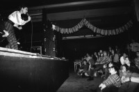 Image of sheet 19880221 photo 21: Die Mexikanische Sängerin Amparo Ochoa singt in der Aktionshalle der Roten Fabrik in Zürich.
María Amparo Ochoa Castaños (* 29. September 1946 in Culiacán, Bundesstaat Sinaloa, Mexiko; † 8. Februar 1994) war eine mexikanische Sängerin.

Besser bekannt als Amparo Ochoa, gehörte sie zu einer Generation von Sängerinnen, die ihren Ursprung in den 1960er Jahren hatte, und sich von Anfang an als eine Vertreterin des sogenannten „Nuevo Canción“, des neuen politischen Liedes, verstand.
María Amparo Ochoa Castaños, (1946-1994) better known as Amparo Ochoa, was a Mexican singer-songwriter. She was one of several other Mexican artists emerging in the 1960's who belonged to a genre known as Nueva canción.

Musik Nicaragua Gesang Die nicaraguanische Sängerin Norma Elena Gadea singt. für WOZ.