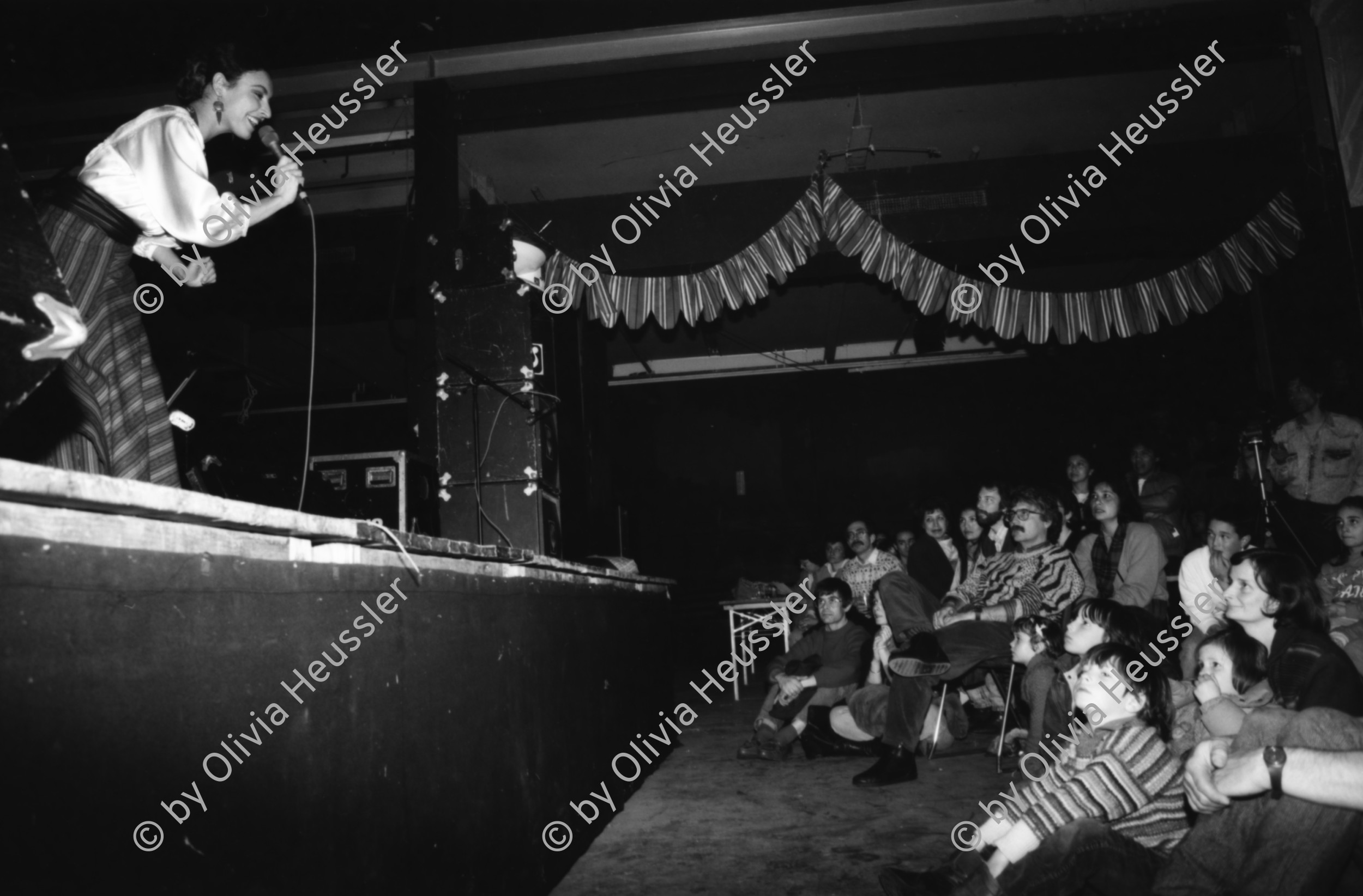 Image of sheet 19880221 photo 21: Die Mexikanische Sängerin Amparo Ochoa singt in der Aktionshalle der Roten Fabrik in Zürich.
María Amparo Ochoa Castaños (* 29. September 1946 in Culiacán, Bundesstaat Sinaloa, Mexiko; † 8. Februar 1994) war eine mexikanische Sängerin.

Besser bekannt als Amparo Ochoa, gehörte sie zu einer Generation von Sängerinnen, die ihren Ursprung in den 1960er Jahren hatte, und sich von Anfang an als eine Vertreterin des sogenannten „Nuevo Canción“, des neuen politischen Liedes, verstand.
María Amparo Ochoa Castaños, (1946-1994) better known as Amparo Ochoa, was a Mexican singer-songwriter. She was one of several other Mexican artists emerging in the 1960's who belonged to a genre known as Nueva canción.

Musik Nicaragua Gesang Die nicaraguanische Sängerin Norma Elena Gadea singt. für WOZ.