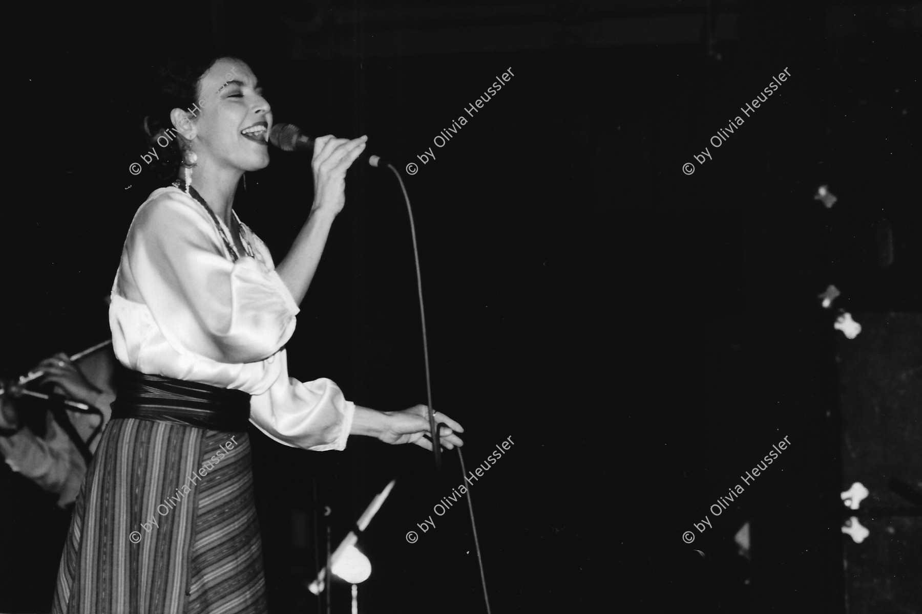 Image of sheet 19880221 photo 22: Amparo Ochoa singt in der Aktionshalle der Roten Fabrik, 1988 in Zürich.