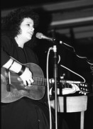 Image of sheet 19880221 photo 26: Die Mexikanische Sängerin Amparo Ochoa singt in der Aktionshalle der Roten Fabrik in Zürich.
María Amparo Ochoa Castaños (* 29. September 1946 in Culiacán, Bundesstaat Sinaloa, Mexiko; † 8. Februar 1994) war eine mexikanische Sängerin.

Besser bekannt als Amparo Ochoa, gehörte sie zu einer Generation von Sängerinnen, die ihren Ursprung in den 1960er Jahren hatte, und sich von Anfang an als eine Vertreterin des sogenannten „Nuevo Canción“, des neuen politischen Liedes, verstand.
María Amparo Ochoa Castaños, (1946-1994) better known as Amparo Ochoa, was a Mexican singer-songwriter. She was one of several other Mexican artists emerging in the 1960's who belonged to a genre known as Nueva canción.

Musik Nicaragua Gesang Die nicaraguanische Sängerin Norma Elena Gadea singt. für WOZ.