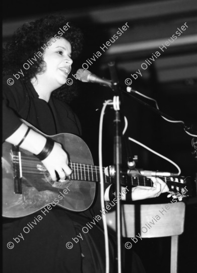 Image of sheet 19880221 photo 26: Die Mexikanische Sängerin Amparo Ochoa singt in der Aktionshalle der Roten Fabrik in Zürich.
María Amparo Ochoa Castaños (* 29. September 1946 in Culiacán, Bundesstaat Sinaloa, Mexiko; † 8. Februar 1994) war eine mexikanische Sängerin.

Besser bekannt als Amparo Ochoa, gehörte sie zu einer Generation von Sängerinnen, die ihren Ursprung in den 1960er Jahren hatte, und sich von Anfang an als eine Vertreterin des sogenannten „Nuevo Canción“, des neuen politischen Liedes, verstand.
María Amparo Ochoa Castaños, (1946-1994) better known as Amparo Ochoa, was a Mexican singer-songwriter. She was one of several other Mexican artists emerging in the 1960's who belonged to a genre known as Nueva canción.

Musik Nicaragua Gesang Die nicaraguanische Sängerin Norma Elena Gadea singt. für WOZ.