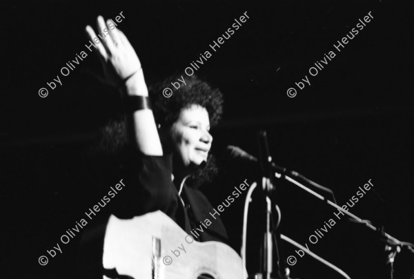 Image of sheet 19880221 photo 29: Die Mexikanische Sängerin Amparo Ochoa singt in der Aktionshalle der Roten Fabrik in Zürich.
María Amparo Ochoa Castaños (* 29. September 1946 in Culiacán, Bundesstaat Sinaloa, Mexiko; † 8. Februar 1994) war eine mexikanische Sängerin.

Besser bekannt als Amparo Ochoa, gehörte sie zu einer Generation von Sängerinnen, die ihren Ursprung in den 1960er Jahren hatte, und sich von Anfang an als eine Vertreterin des sogenannten „Nuevo Canción“, des neuen politischen Liedes, verstand.
María Amparo Ochoa Castaños, (1946-1994) better known as Amparo Ochoa, was a Mexican singer-songwriter. She was one of several other Mexican artists emerging in the 1960's who belonged to a genre known as Nueva canción.

Musik Nicaragua Gesang Die nicaraguanische Sängerin Norma Elena Gadea singt. für WOZ.