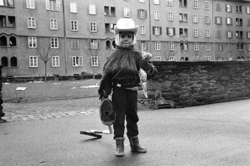 Image of sheet 19880231 photo 13: in der städtischen Siedlung Erismannhof. Kind mit Gangster Hut und Pistole. Winter vor dem Umbau. Zürich