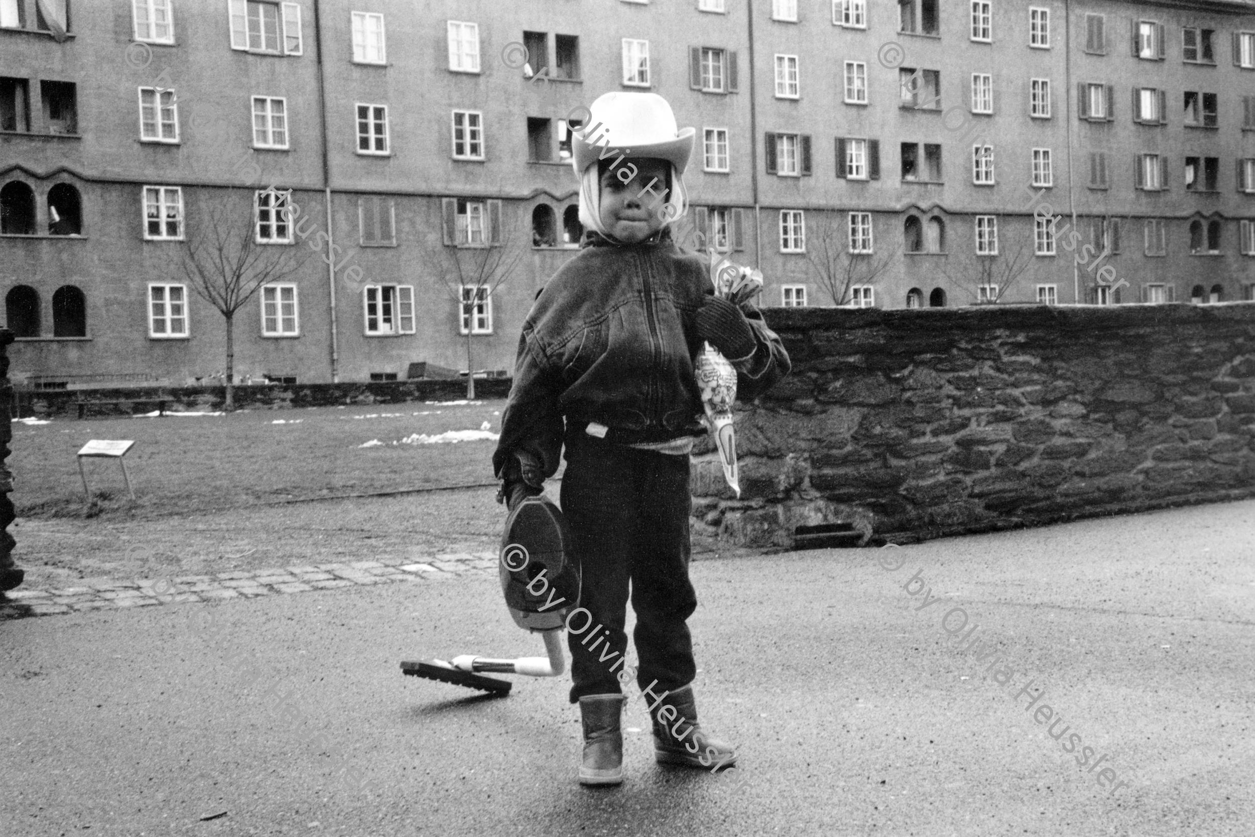 Image of sheet 19880231 photo 13: in der städtischen Siedlung Erismannhof. Kind mit Gangster Hut und Pistole. Winter vor dem Umbau. Zürich