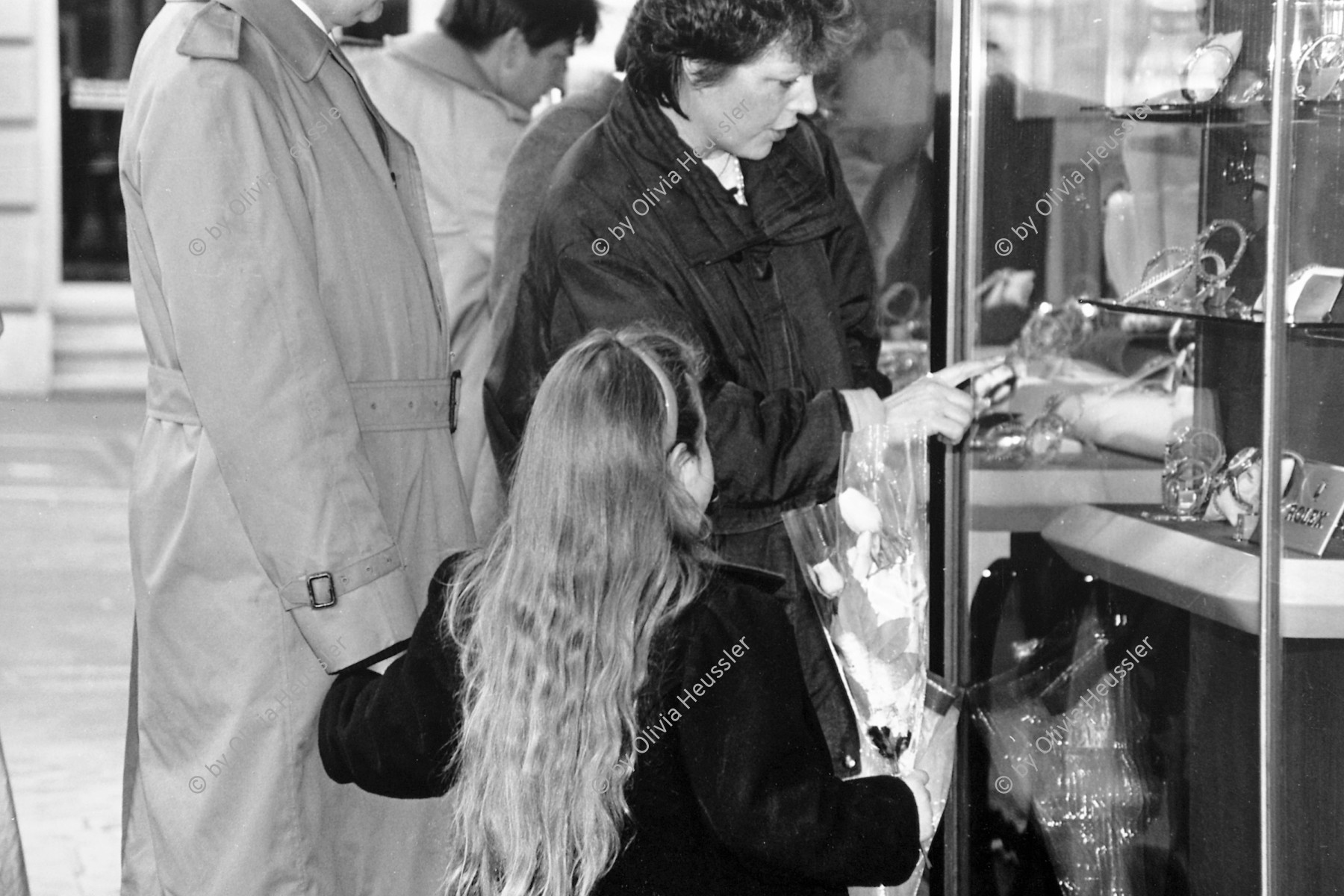 Image of sheet 19880250 photo 11: Szene an der Bahnhofstrasse. Frauen in Pelzmäntel und Kind Mädchen Girl mit langen blonden Haaren vor Schaufenster. Street windows long hair 
Zürich 1988 Kreis 1 eins Zürich Schweiz Switzerland Europe
© 1988, Olivia Heussler √