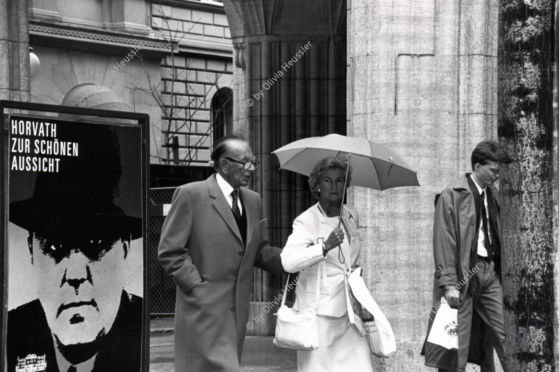 Image of sheet 19880250 photo 12: Szene an der Bahnhofstrasse. Frauen unter Regenschirmen Schaufenster. 'Horvath zur schönen Aussicht' Plakat Poster 
Zürich 1988 √
Kreis 1 eins Zürich Schweiz Switzerland Europe
copyright by Olivia Heussler