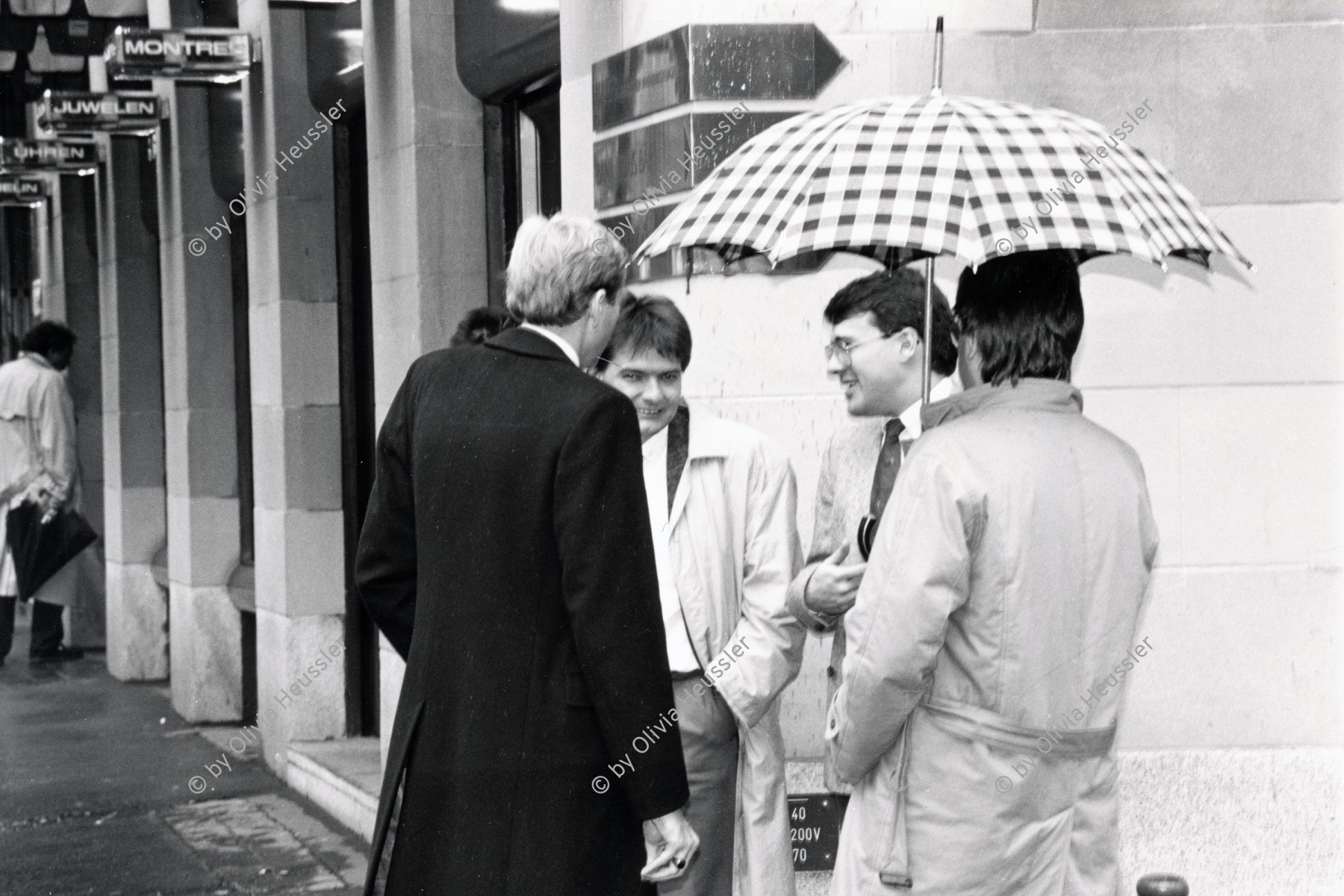 Image of sheet 19880250 photo 13: Szene an der Bahnhofstrasse Männer unter Regenschirmen Schaufenster. Männer Gruppe. 
Zürich 1988 √