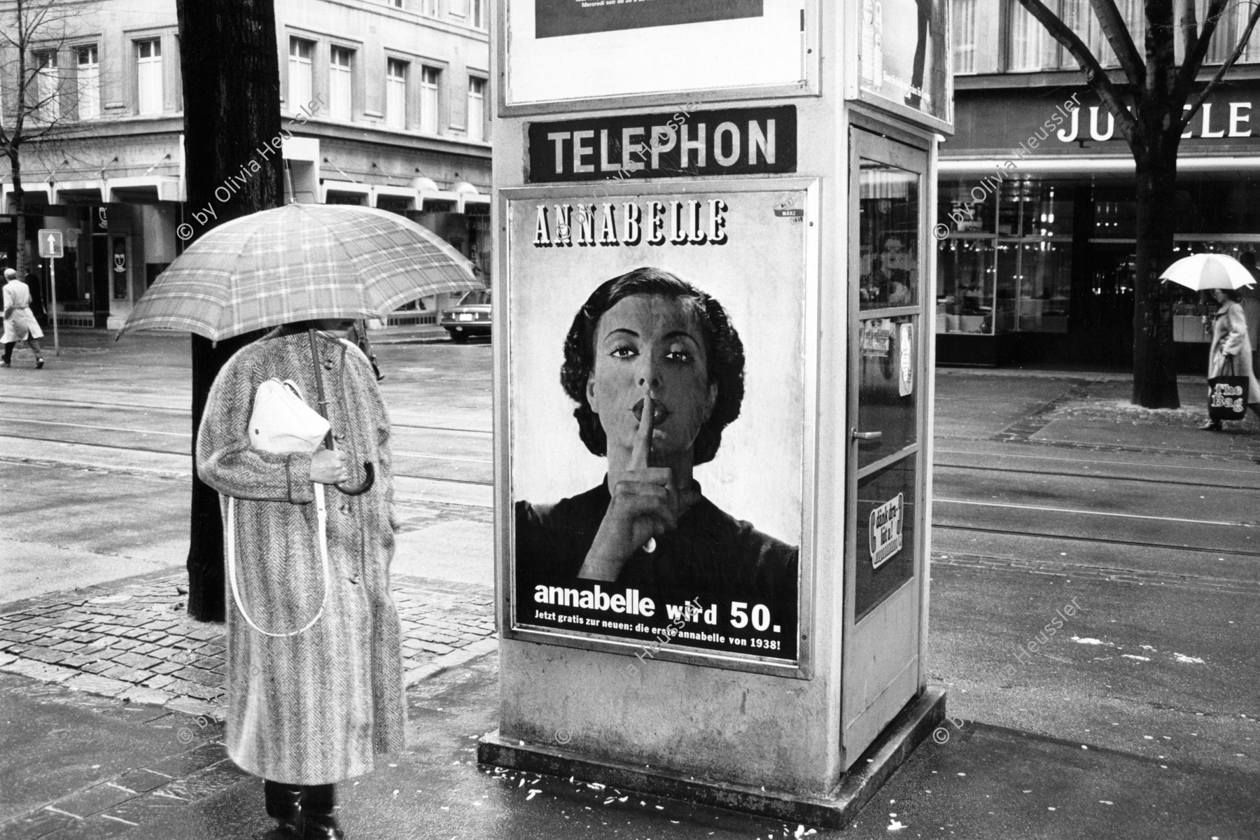 Image of sheet 19880250 photo 14: Szene an der Bahnhofstrasse. Frauen in Pelzmäntel unter Regenschirm
Poster affiche Plakat für Annabelle Tamedia wird 50 Jahre alt Jubiläum Kreis eins 1 Zürich 1988 √  Swiss Schweiz Switzerland Europe art graphic shoping street fussgänger zone 
Kreis 1 eins Zürich Schweiz Switzerland Europe
copyright by Olivia Heussler