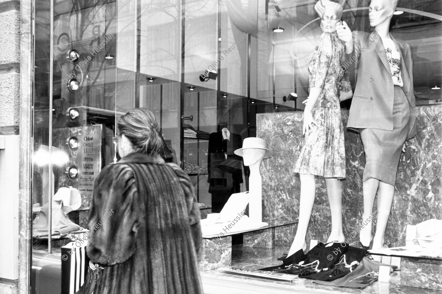 Image of sheet 19880250 photo 2: Szene an der Bahnhofstrasse. Frauen in Pelzmäntel vor Schaufenster an erstklassiger Lage an der Bahnhofstrasse 
Zürich 1988 √ Aussersihl Kreis vier 4 Schweiz Switzerland swiss Schweizer Europe shoping fashion fur coat windows dolls