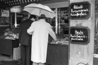 Image of sheet 19880250 photo 21: Szene an der Bahnhofstrasse. Frauen in Pelzmäntel vor Schaufenster an erstklassiger Lage an der Bahnhofstrasse 
Zürich 1988 √ Aussersihl Kreis vier 4 Schweiz Switzerland swiss Schweizer Europe shoping fashion fur coat windows dolls