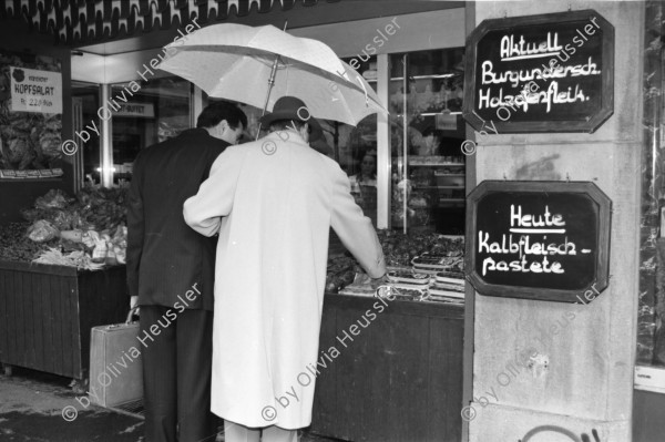 Image of sheet 19880250 photo 21: Szene an der Bahnhofstrasse. Frauen in Pelzmäntel vor Schaufenster an erstklassiger Lage an der Bahnhofstrasse 
Zürich 1988 √ Aussersihl Kreis vier 4 Schweiz Switzerland swiss Schweizer Europe shoping fashion fur coat windows dolls