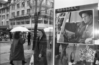 Image of sheet 19880250 photo 22: Szene an der Bahnhofstrasse. Frauen in Pelzmäntel vor Schaufenster an erstklassiger Lage an der Bahnhofstrasse 
Zürich 1988 √ Aussersihl Kreis vier 4 Schweiz Switzerland swiss Schweizer Europe shoping fashion fur coat windows dolls