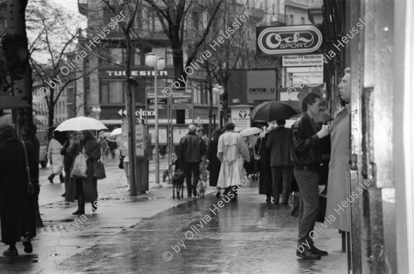 Image of sheet 19880250 photo 23: Szene an der Bahnhofstrasse. Frauen in Pelzmäntel vor Schaufenster an erstklassiger Lage an der Bahnhofstrasse 
Zürich 1988 √ Aussersihl Kreis vier 4 Schweiz Switzerland swiss Schweizer Europe shoping fashion fur coat windows dolls