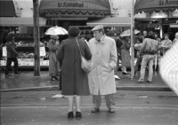 Image of sheet 19880250 photo 24: Szene an der Bahnhofstrasse. Frauen in Pelzmäntel vor Schaufenster an erstklassiger Lage an der Bahnhofstrasse 
Zürich 1988 √ Aussersihl Kreis vier 4 Schweiz Switzerland swiss Schweizer Europe shoping fashion fur coat windows dolls