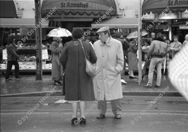 Image of sheet 19880250 photo 24: Szene an der Bahnhofstrasse. Frauen in Pelzmäntel vor Schaufenster an erstklassiger Lage an der Bahnhofstrasse 
Zürich 1988 √ Aussersihl Kreis vier 4 Schweiz Switzerland swiss Schweizer Europe shoping fashion fur coat windows dolls