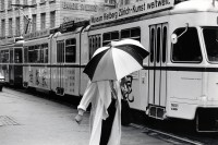 Image of sheet 19880250 photo 29: Szene an der Bahnhofstrasse. Frau unter Regenschirm. Mirage Tram In Strassenbahn Vor bemalter Strassenbahn. 
Zürich 1988 √