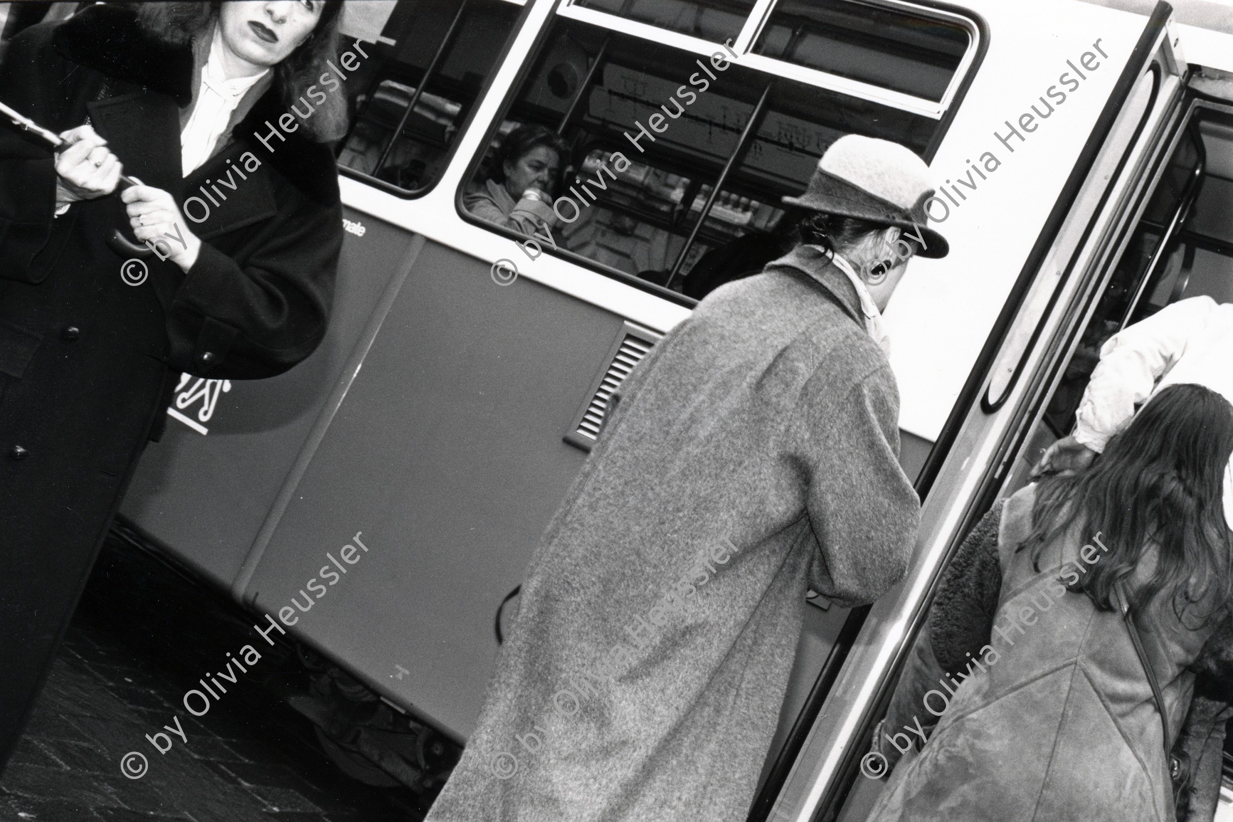 Image of sheet 19880250 photo 3: Szene an der Bahnhofstrasse. Frauen in Pelzmäntel unter Regenschirmen in Strassenbahn Tram einsteigend. 
Zürich 1988 √
Kreis 1 eins Zürich Schweiz Switzerland Europe
copyright by Olivia Heussler