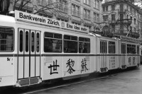 Image of sheet 19880250 photo 31: Szene an der Bahnhofstrasse. Frauen in Pelzmäntel unter Regenschirmen in Strassenbahn Tram einsteigend. 
Zürich 1988 √
Kreis 1 eins Zürich Schweiz Switzerland Europe
copyright by Olivia Heussler