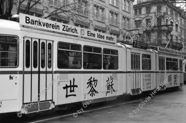 Image of sheet 19880250 photo 31: Szene an der Bahnhofstrasse. Frauen in Pelzmäntel unter Regenschirmen in Strassenbahn Tram einsteigend. 
Zürich 1988 √
Kreis 1 eins Zürich Schweiz Switzerland Europe
copyright by Olivia Heussler