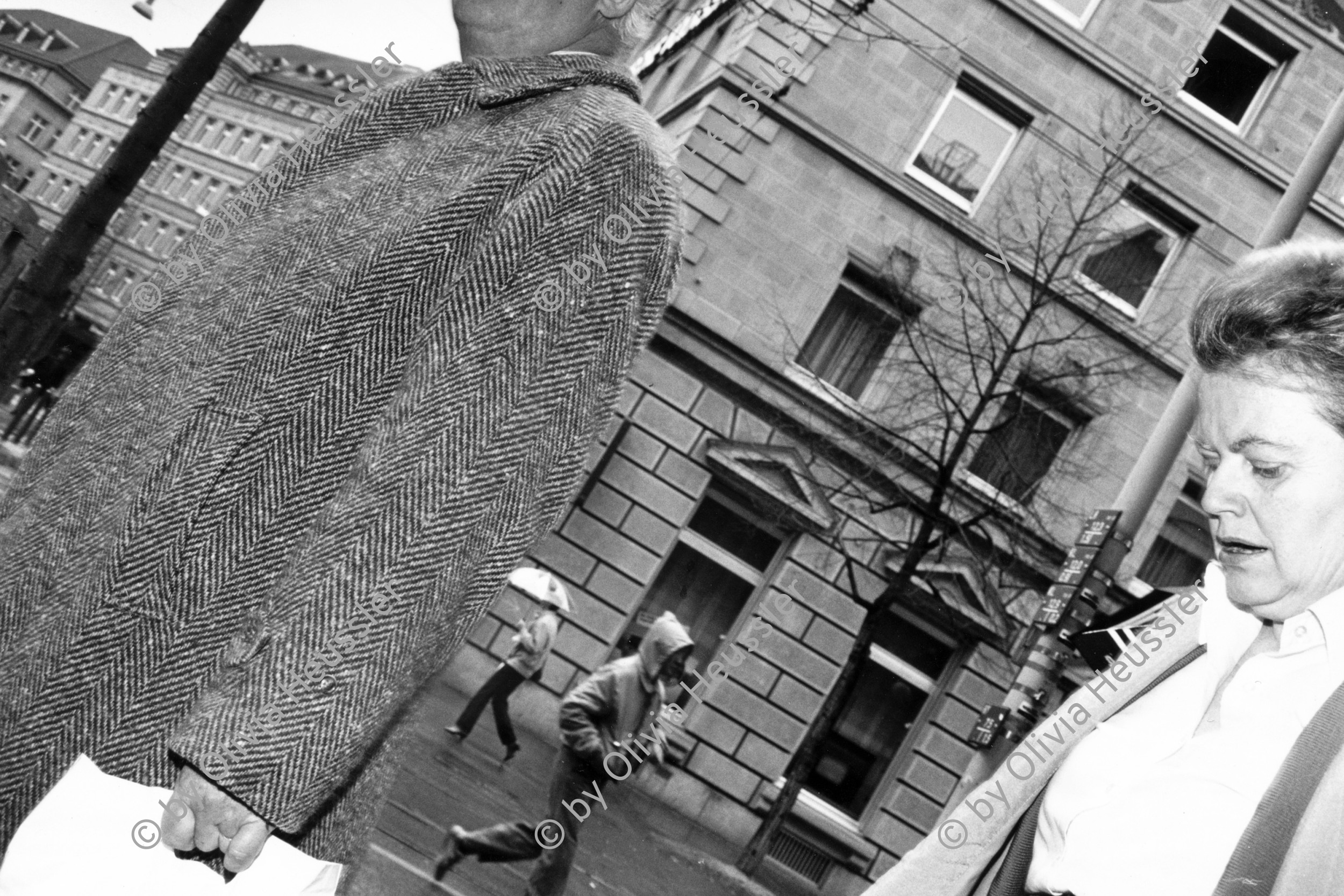 Image of sheet 19880250 photo 36: Szene an der Bahnhofstrasse. 
Zürich 1988 √ swiss shoping Switzerland Schweiz Europe Man and woman Frau und Mann winter coat Einkauf