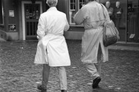 Image of sheet 19880260 photo 1: Passantinnen vor Geschäften. Cartier Sikh Männer mit Turban Frauen in Pelzmäntel Mercedes Benz Fahrer mit Polizist an der Bahnhofstrasse Mutter von Cathy O'Hare. Reiche Damen. Mit Einkaufstaschen unterwegs. Herren vor Bank. Spezial Fahrzeug zum Bäume schneiden an der Bahnhofstr. VBZ Tafel. Zürich 1988