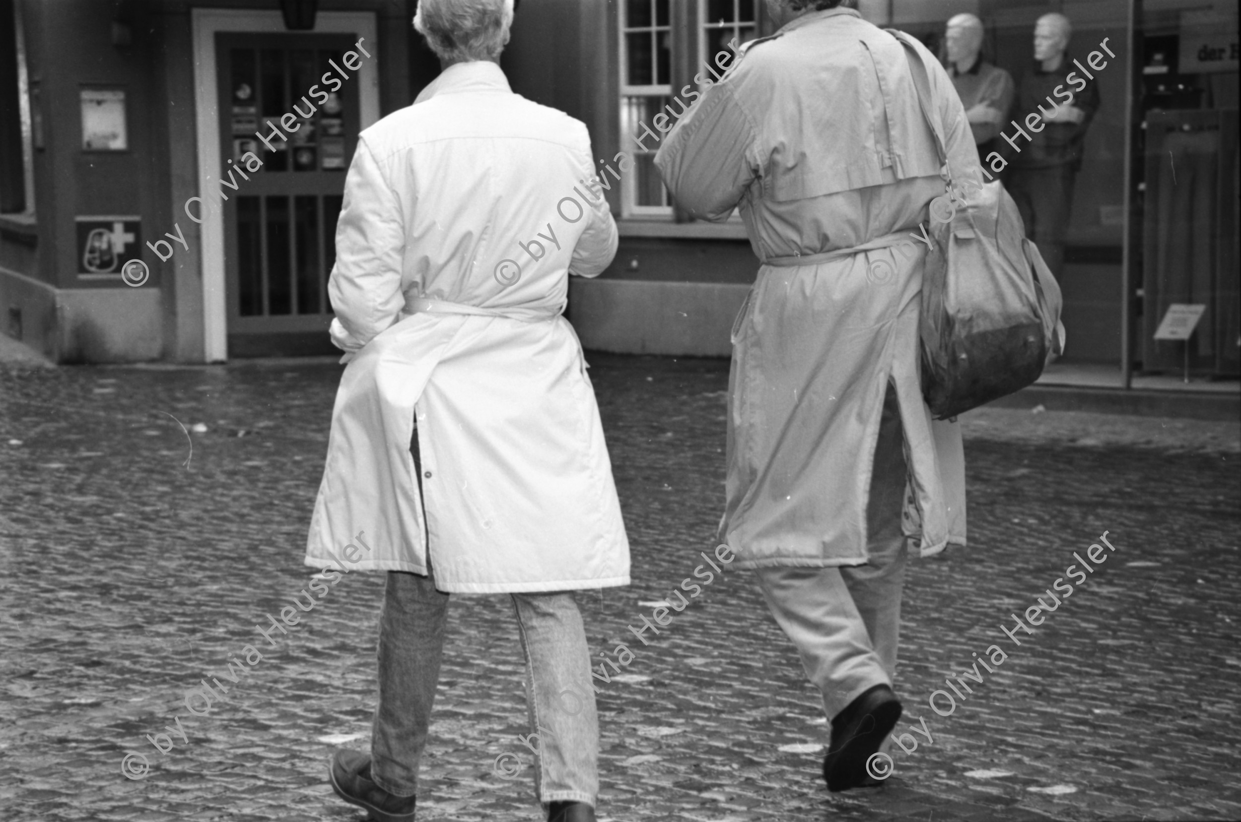 Image of sheet 19880260 photo 1: Passantinnen vor Geschäften. Cartier Sikh Männer mit Turban Frauen in Pelzmäntel Mercedes Benz Fahrer mit Polizist an der Bahnhofstrasse Mutter von Cathy O'Hare. Reiche Damen. Mit Einkaufstaschen unterwegs. Herren vor Bank. Spezial Fahrzeug zum Bäume schneiden an der Bahnhofstr. VBZ Tafel. Zürich 1988