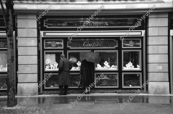 Image of sheet 19880260 photo 10: Passantinnen vor Geschäften. Cartier Sikh Männer mit Turban Frauen in Pelzmäntel Mercedes Benz Fahrer mit Polizist an der Bahnhofstrasse Mutter von Cathy O'Hare. Reiche Damen. Mit Einkaufstaschen unterwegs. Herren vor Bank. Spezial Fahrzeug zum Bäume schneiden an der Bahnhofstr. VBZ Tafel. Zürich 1988