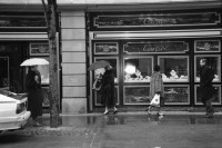 Image of sheet 19880260 photo 11: Passantinnen vor Geschäften. Cartier Sikh Männer mit Turban Frauen in Pelzmäntel Mercedes Benz Fahrer mit Polizist an der Bahnhofstrasse Mutter von Cathy O'Hare. Reiche Damen. Mit Einkaufstaschen unterwegs. Herren vor Bank. Spezial Fahrzeug zum Bäume schneiden an der Bahnhofstr. VBZ Tafel. Zürich 1988