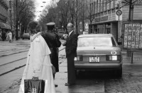 Image of sheet 19880260 photo 16: Passantinnen vor Geschäften. Cartier Sikh Männer mit Turban Frauen in Pelzmäntel Mercedes Benz Fahrer mit Polizist an der Bahnhofstrasse Mutter von Cathy O'Hare. Reiche Damen. Mit Einkaufstaschen unterwegs. Herren vor Bank. Spezial Fahrzeug zum Bäume schneiden an der Bahnhofstr. VBZ Tafel. Zürich 1988