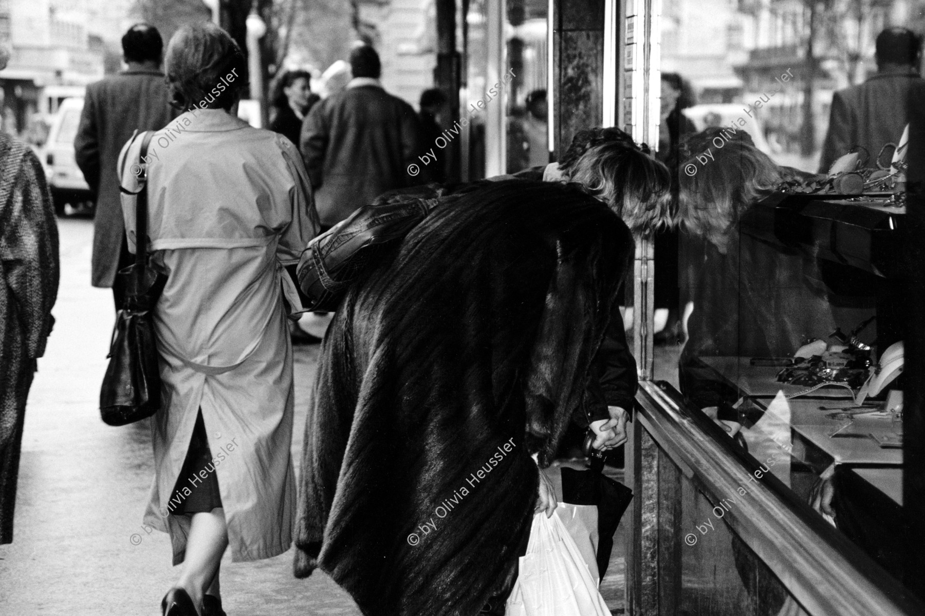 Image of sheet 19880260 photo 19: Passantinnen vor Geschäften. Frauen in Pelzmäntel Bahnhofstrasse  Reiche Damen. Mit Einkaufstaschen unterwegs. Bahnhofstr. Zürich Kreis 1 eins Old town Down Switzerland Schweiz Swiss shopping Windows Schaufenster 1988 √ rich people fancy cloth fur coat woman women