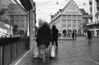 Image of sheet 19880260 photo 26: Passantinnen vor Geschäften. Cartier Sikh Männer mit Turban Frauen in Pelzmäntel Mercedes Benz Fahrer mit Polizist an der Bahnhofstrasse Mutter von Cathy O'Hare. Reiche Damen. Mit Einkaufstaschen unterwegs. Herren vor Bank. Spezial Fahrzeug zum Bäume schneiden an der Bahnhofstr. VBZ Tafel. Zürich 1988