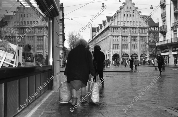 Image of sheet 19880260 photo 26: Passantinnen vor Geschäften. Cartier Sikh Männer mit Turban Frauen in Pelzmäntel Mercedes Benz Fahrer mit Polizist an der Bahnhofstrasse Mutter von Cathy O'Hare. Reiche Damen. Mit Einkaufstaschen unterwegs. Herren vor Bank. Spezial Fahrzeug zum Bäume schneiden an der Bahnhofstr. VBZ Tafel. Zürich 1988