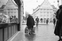 Image of sheet 19880260 photo 27: Passantinnen vor Geschäften. Cartier Sikh Männer mit Turban Frauen in Pelzmäntel Mercedes Benz Fahrer mit Polizist an der Bahnhofstrasse Mutter von Cathy O'Hare. Reiche Damen. Mit Einkaufstaschen unterwegs. Herren vor Bank. Spezial Fahrzeug zum Bäume schneiden an der Bahnhofstr. VBZ Tafel. Zürich 1988