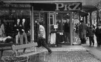 Image of sheet 19880260 photo 3: Passantinnen vor Geschäften. Cartier Sikh Männer mit Turban Frauen in Pelzmäntel Mercedes Benz Fahrer mit Polizist an der Bahnhofstrasse Mutter von Cathy O'Hare. Reiche Damen. Mit Einkaufstaschen unterwegs. Herren vor Bank. Spezial Fahrzeug zum Bäume schneiden an der Bahnhofstr. VBZ Tafel. Zürich 1988