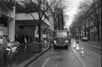 Image of sheet 19880260 photo 33: Passantinnen vor Geschäften. Cartier Sikh Männer mit Turban Frauen in Pelzmäntel Mercedes Benz Fahrer mit Polizist an der Bahnhofstrasse Mutter von Cathy O'Hare. Reiche Damen. Mit Einkaufstaschen unterwegs. Herren vor Bank. Spezial Fahrzeug zum Bäume schneiden an der Bahnhofstr. VBZ Tafel. Zürich 1988