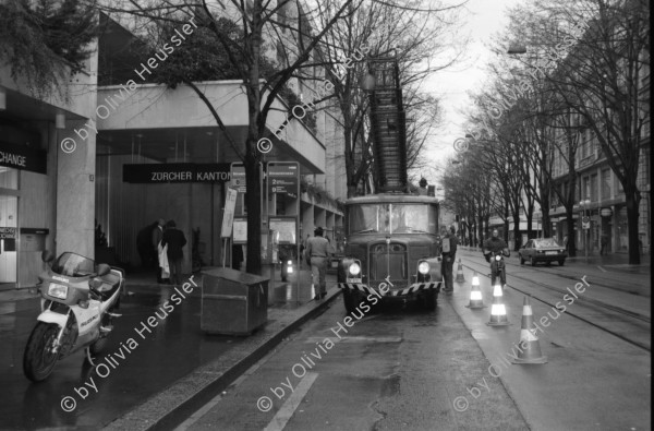 Image of sheet 19880260 photo 33: Passantinnen vor Geschäften. Cartier Sikh Männer mit Turban Frauen in Pelzmäntel Mercedes Benz Fahrer mit Polizist an der Bahnhofstrasse Mutter von Cathy O'Hare. Reiche Damen. Mit Einkaufstaschen unterwegs. Herren vor Bank. Spezial Fahrzeug zum Bäume schneiden an der Bahnhofstr. VBZ Tafel. Zürich 1988