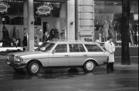 Image of sheet 19880260 photo 36: Passantinnen vor Geschäften. Cartier Sikh Männer mit Turban Frauen in Pelzmäntel Mercedes Benz Fahrer mit Polizist an der Bahnhofstrasse Mutter von Cathy O'Hare. Reiche Damen. Mit Einkaufstaschen unterwegs. Herren vor Bank. Spezial Fahrzeug zum Bäume schneiden an der Bahnhofstr. VBZ Tafel. Zürich 1988