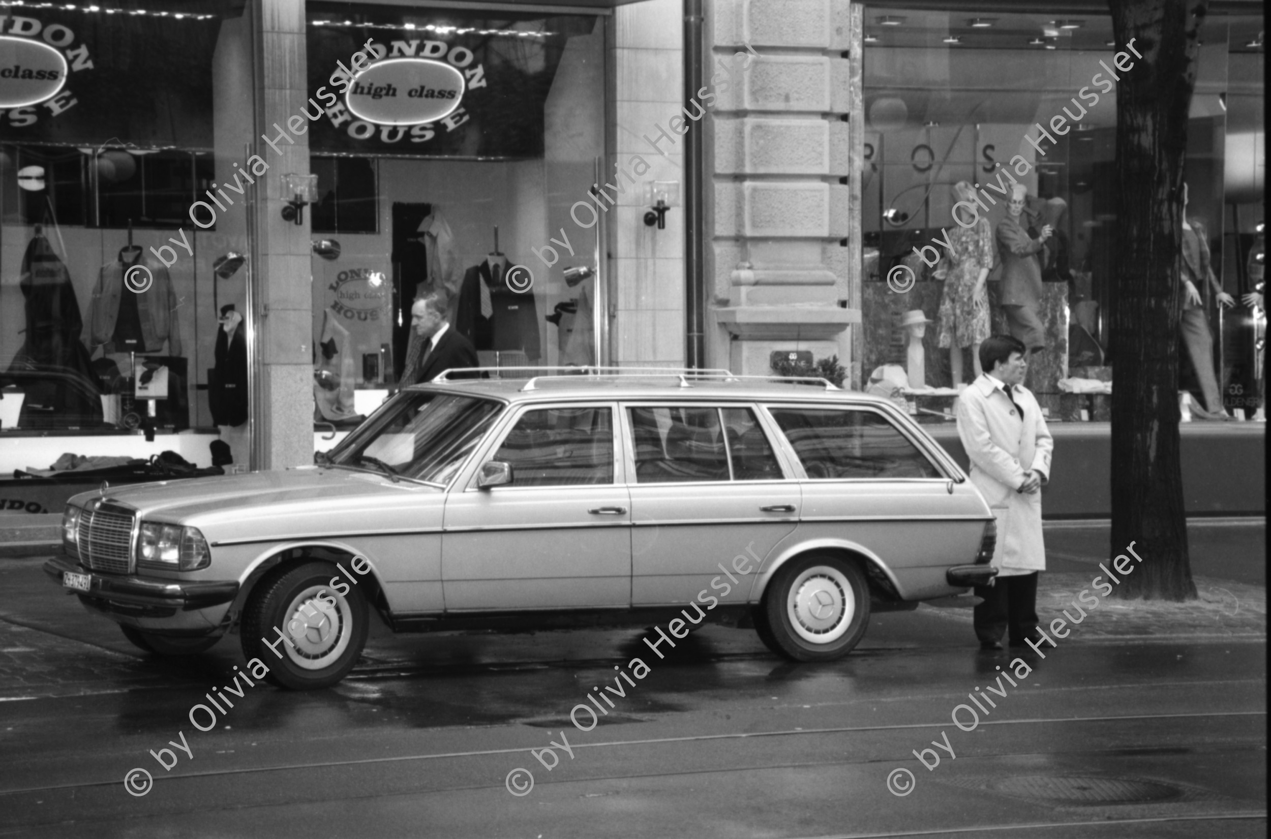 Image of sheet 19880260 photo 36: Passantinnen vor Geschäften. Cartier Sikh Männer mit Turban Frauen in Pelzmäntel Mercedes Benz Fahrer mit Polizist an der Bahnhofstrasse Mutter von Cathy O'Hare. Reiche Damen. Mit Einkaufstaschen unterwegs. Herren vor Bank. Spezial Fahrzeug zum Bäume schneiden an der Bahnhofstr. VBZ Tafel. Zürich 1988