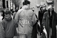 Image of sheet 19880270 photo 13: Mann mit 'USA Beschriftung auf dem Rücken seiner Windjacke. Zürcher Bahnhofstrasse. Zürich Kreis 1 eins Down town Old town Winter 1988 √ Passanten Schweiz Switzerland swiss shoping hand kid child woman Europe