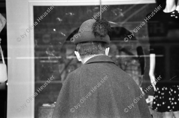 Image of sheet 19880270 photo 14: frstg. 880260        Damen plaisieren vor Schaufenster Damen unter Regenschirmen. Mann mit USA auf dem Rücken. Herren mit Hundchen. gefolgt von einem Hund. in Pelzmäntel an der Zürcher Bahnhofstrasse. Zürich 1988